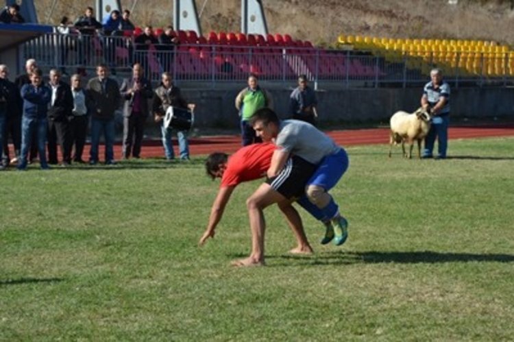 Над 30 борци се включиха в народните борби в Черноочене. СНИМКА: Ненко Станев  