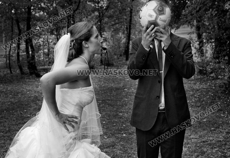Футболна сватба в Хасково, булката показва червен картон на младоженеца