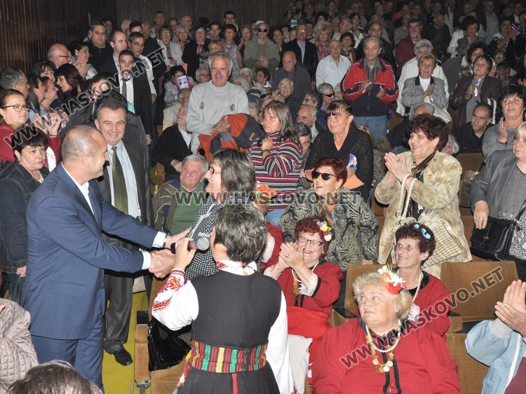 Хасково посрещна ген. Радев с прегръдка