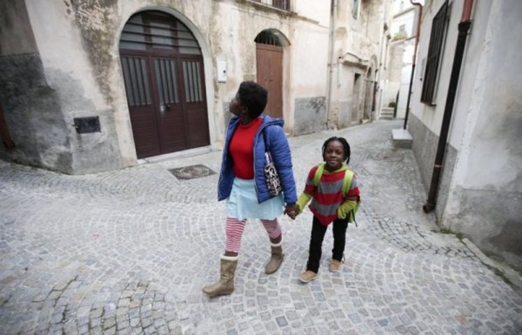 Мигранти съживиха западнала призрачна местност