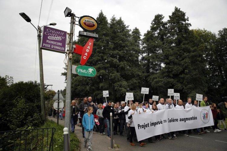 Французи срещу разселването на мигрантите от лагера в Кале