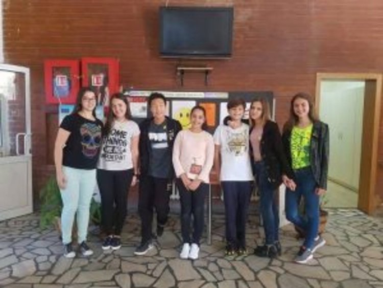 Днес всички в Езиковата гимназия се усмихват