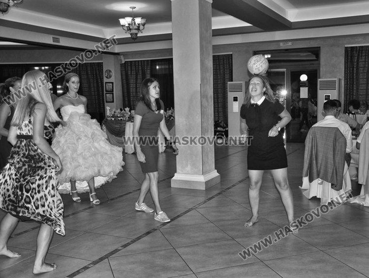 Футболна сватба в Хасково, булката показва червен картон на младоженеца