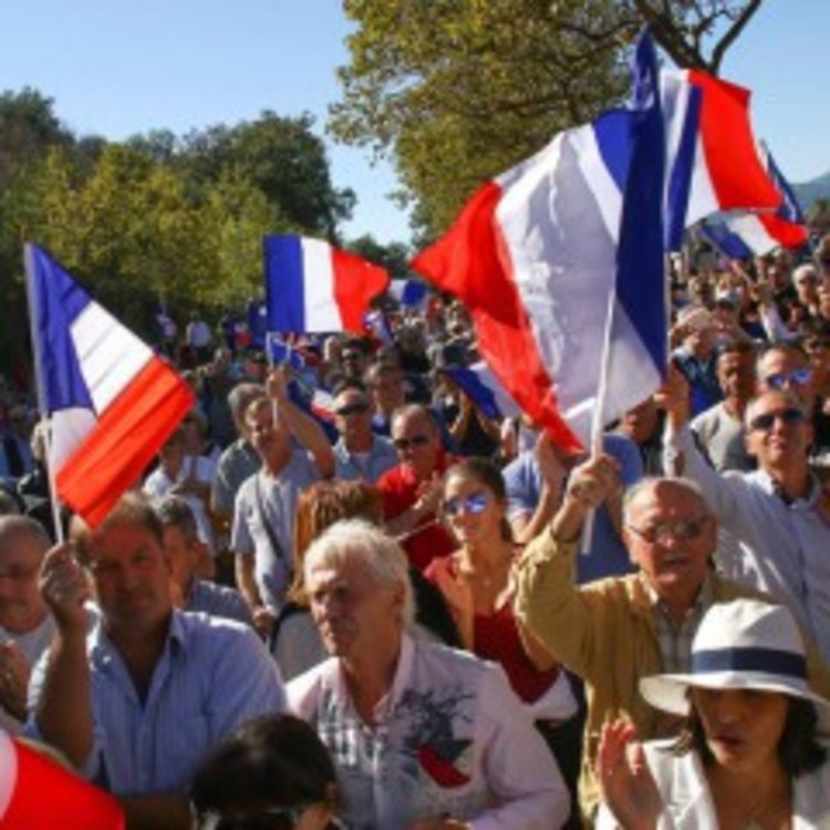 Французи срещу разселването на мигрантите от лагера в Кале