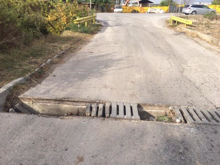 Втори месец е счупена решетка на отводния канал, минаващ под пътя, информират читатели