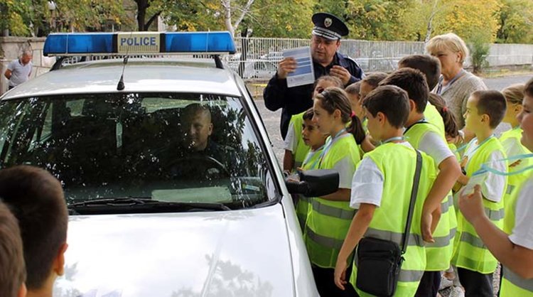 Третокласници стават полицаи в „Йовков”