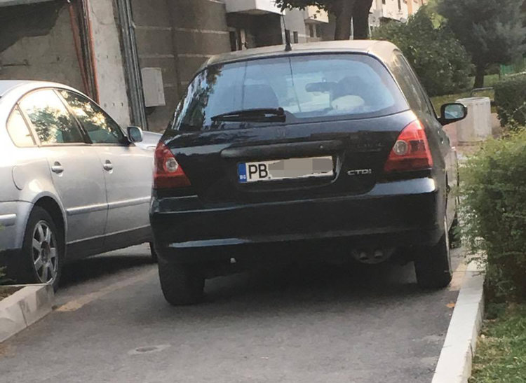 Читатели: Пак безобразно паркиране на пешеходна алея