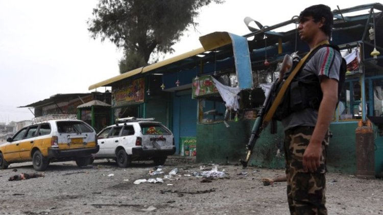 Четиринадесет души загинаха при атентат с кола бомба в Афганистан