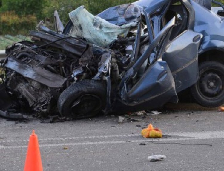 Двама тийнейджъри са загинали при тежка катастрофа  