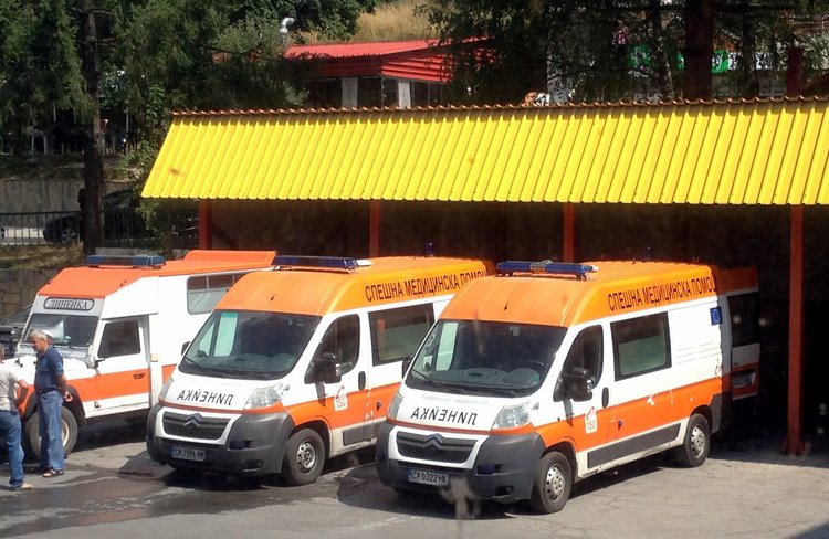 Младеж удари две коли, две млади шофьорки ранени