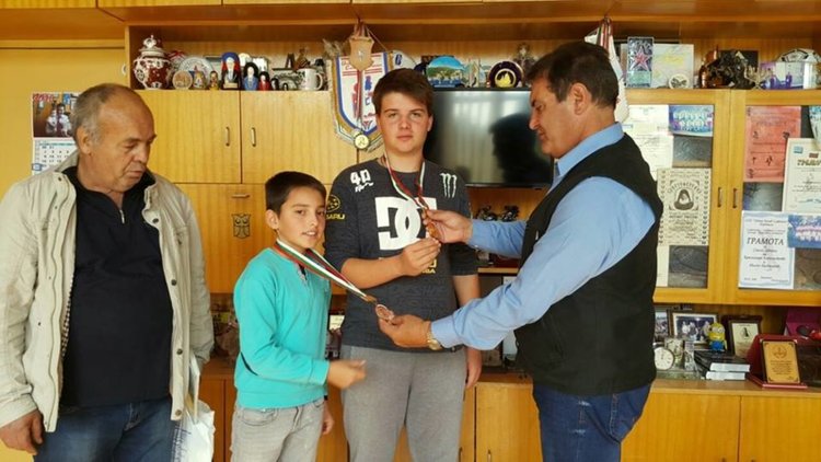 Николай и Здравко от „Славейков“ станаха медалисти на международен турнир по шах