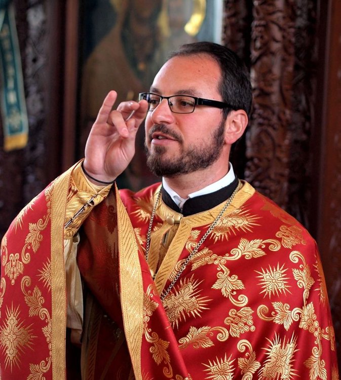 Върнаха в храма низвергнат свещеник