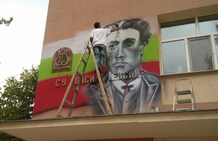 Димитровградчанинът Живко Петков -Ларго започна работа по фасадата на СУ "Васил Левски"