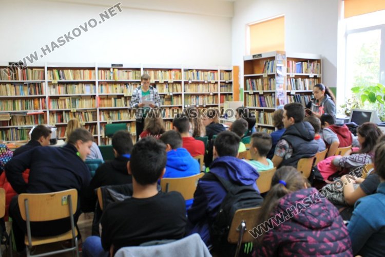Днес в училищната библиотека на гимназията бе организиран маратон на чететено