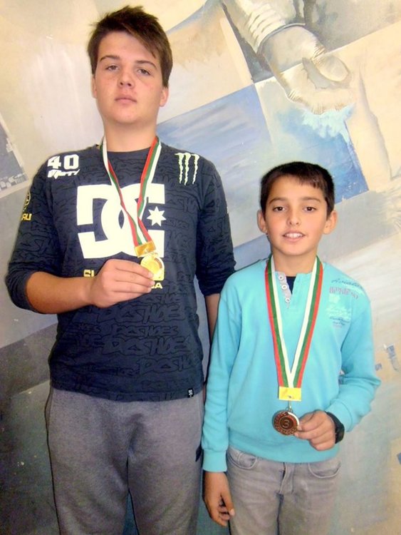 Николай и Здравко от „Славейков“ станаха медалисти на международен турнир по шах