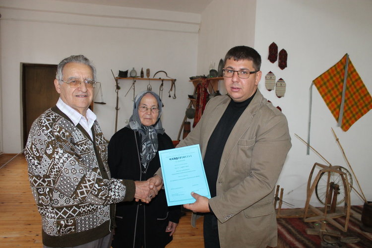 Изселници от Бурса дариха стогодишен дървен сандък за чеиз на музея в Ардино