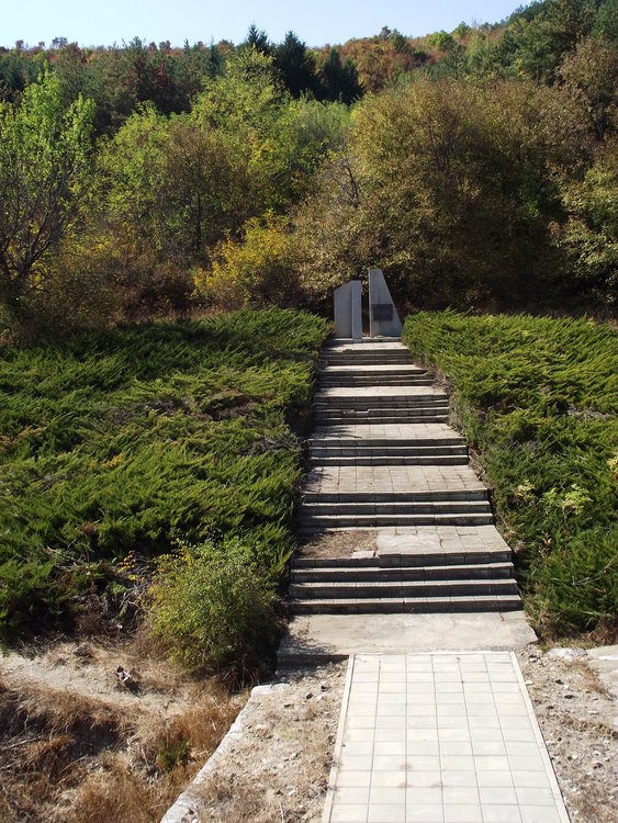 Членовете на Клуба на руските съотечественици почистиха паметника на руския лагер.