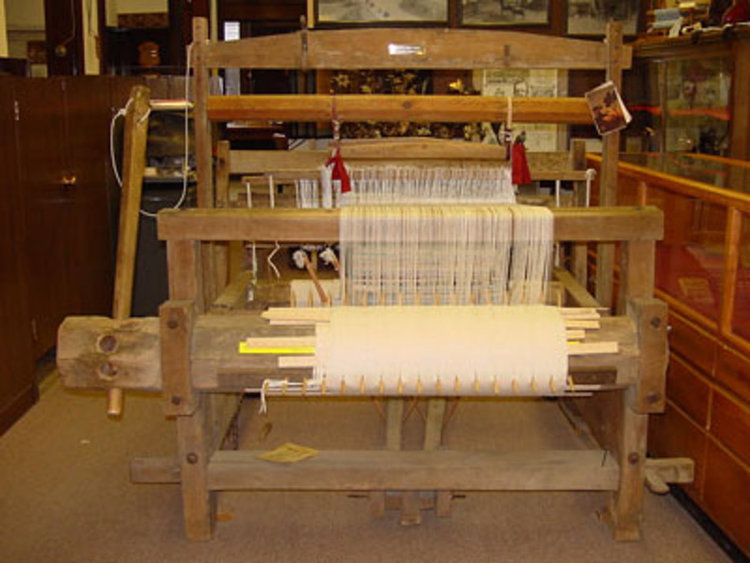 18 майстори -занаятчии от Смолян показват творения на изложба -базар