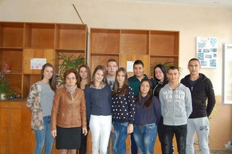 Младите журналисти с учителката им Жанета Стоянова