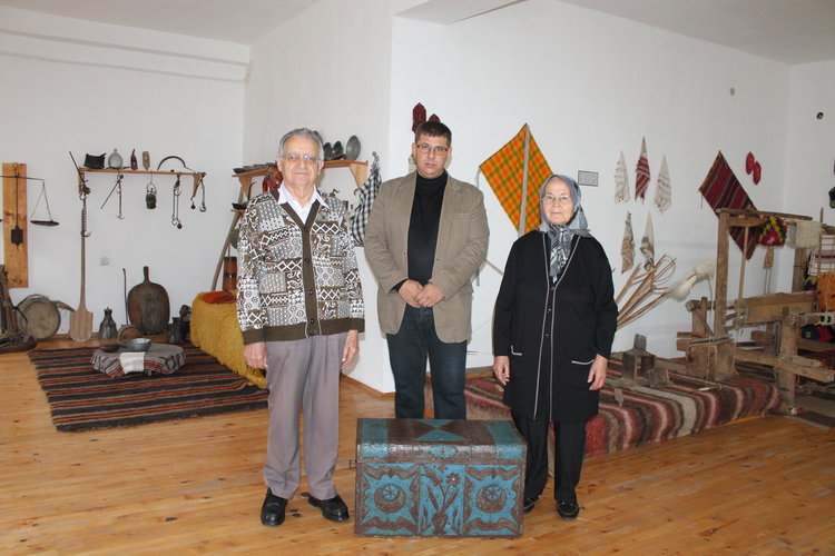 Изселници от Бурса дариха стогодишен дървен сандък за чеиз на музея в Ардино