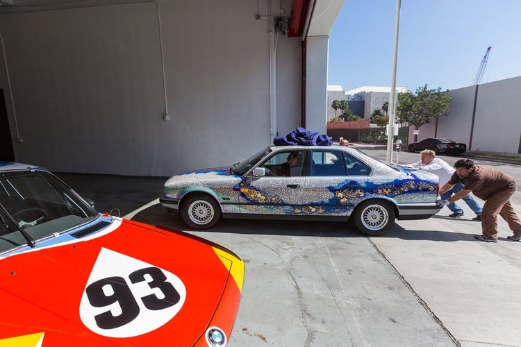 колата на Калдер е заменена от БМВ 535i от 1990г., изрисувано от Матацо Каяма 