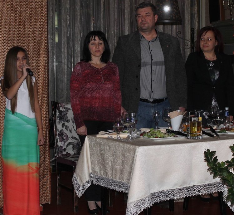 Петокласничката от ПМГ "Иван Вазов" Кристин Стефанова изпълни националния химн