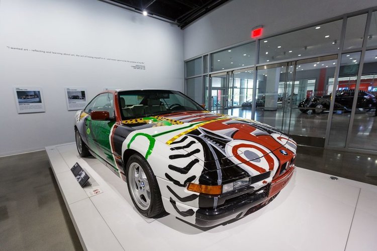 кола номер 14, BMW 850 CSI от 1995г., изрисувано от Дейвид Хокни