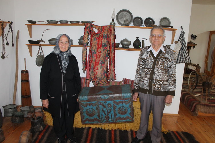 Изселници от Бурса дариха стогодишен дървен сандък за чеиз на музея в Ардино