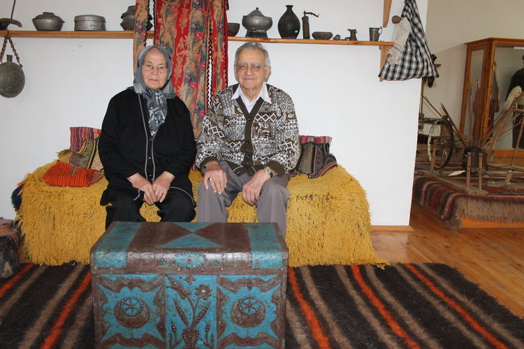 Изселници от Бурса дариха стогодишен дървен сандък за чеиз на музея в Ардино