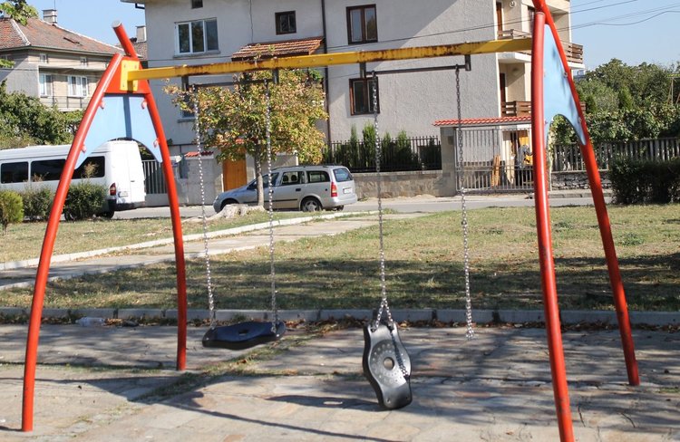 Скъсаха люлка на детски кът в кв."Простор"