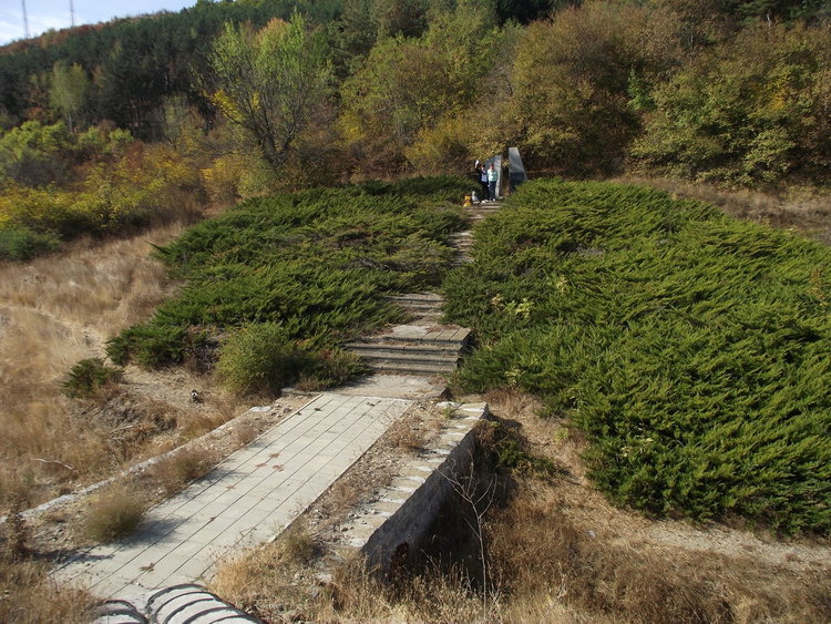 Членовете на Клуба на руските съотечественици почистиха паметника на руския лагер.