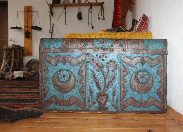 Изселници от Бурса дариха стогодишен дървен сандък за чеиз на музея в Ардино