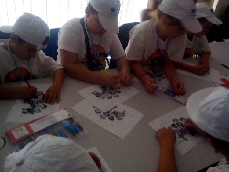 Обучават ученици от детското полицейско управление в „Йовков“ на първа помощ