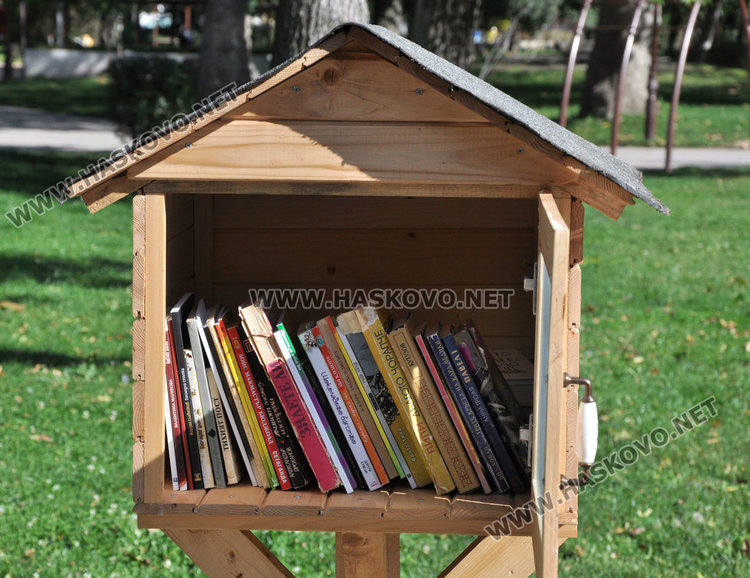 Доброволците на Младежкия поставиха втора къщичка за книги