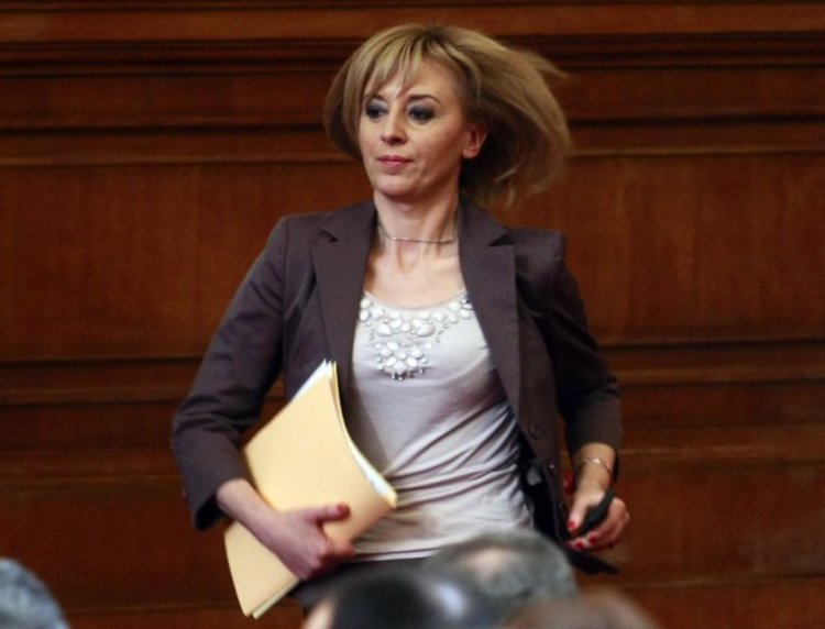Мая Манолова тръгна на битка с ЦИК  