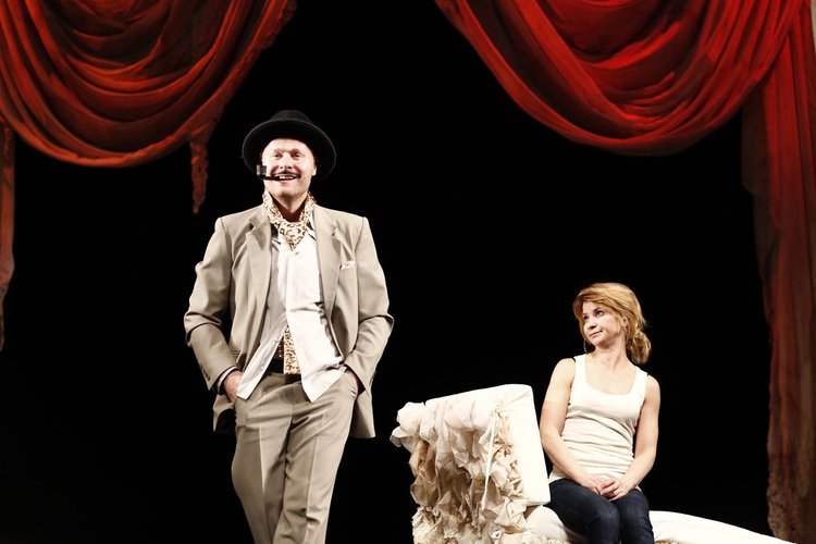 Комедията „Отворена брачна двойка“ играят в театъра на 17 октомври