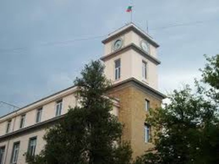 Полицаи издираха собственика на забравен куфар в магазин