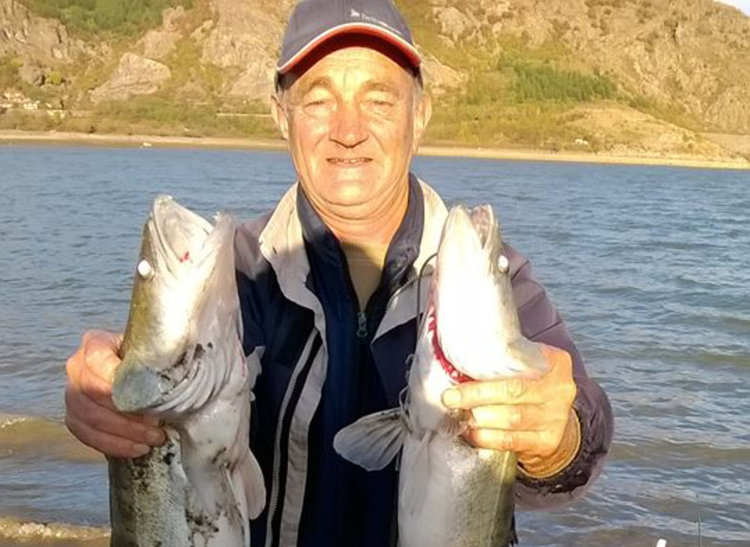 Бивш артилерист се превърна в страшилище на бялата риба,лови по две наведнъж