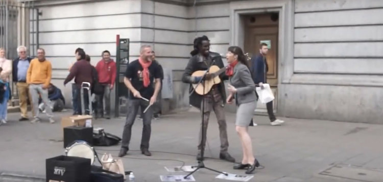 Случайна минувачка попя на уличен музикант и това не е за изпускане (видео)