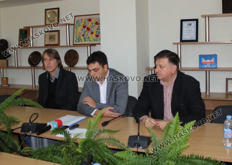 Пресконференция за наградите дадоха кметът Иво Димов, директорът на театъра Тодор Боянов и доц. Караджов - специалист по PR