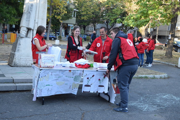 Деца събираха дарения за деца в празника на Младежкия червен кръст