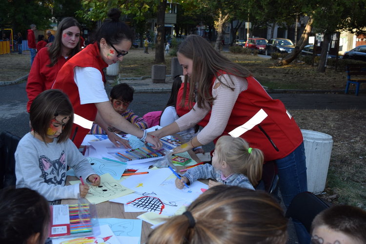 Деца събираха дарения за деца в празника на Младежкия червен кръст