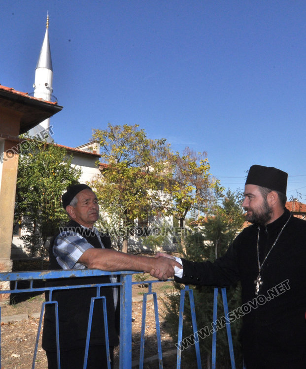 Имам и поп се прегърнаха за празника на Св. Петка и Ашура във Войводово