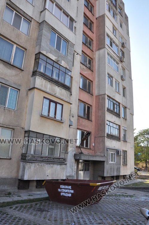 Граждани сигнализират за опасни отпадъци пред входа при саниране на блок
