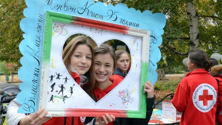 Млади червенокръстци в Кърджали с акции за 95 години на организацията