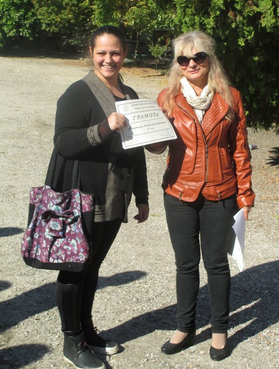 . Директорът на училището Румяна Монева днес връчи грамоти на участниците в състезанието