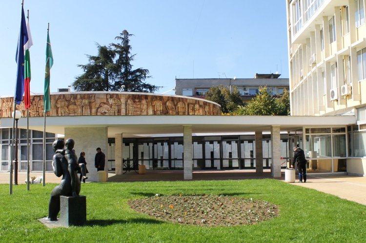 Най-често се посяга върху цветята от фигурите в центъра на града