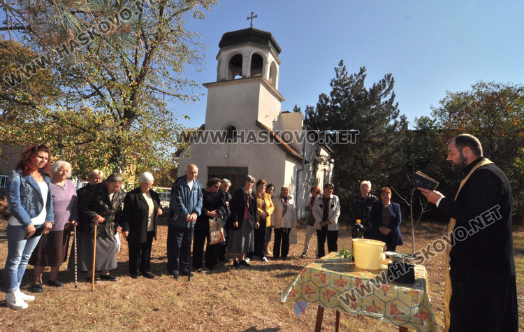 Имам и поп се прегърнаха за празника на Св. Петка и Ашура във Войводово