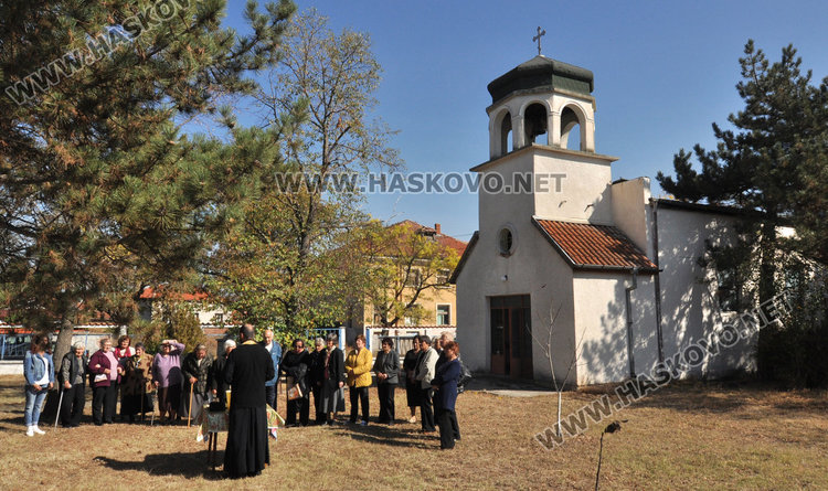 Имам и поп се прегърнаха за празника на Св. Петка и Ашура във Войводово