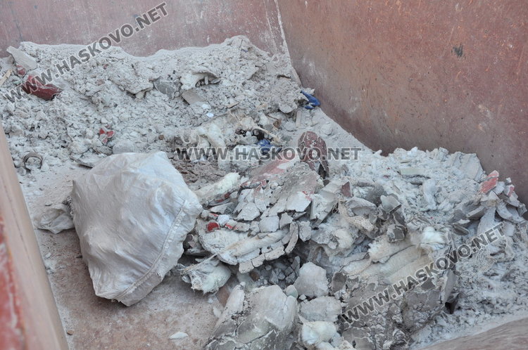 Граждани сигнализират за опасни отпадъци пред входа при саниране на блок